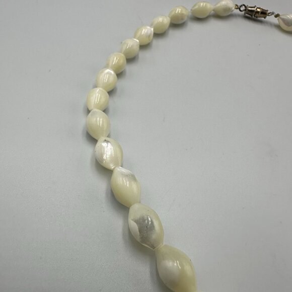 Vintage Mother of Pearl Beaded Necklace Twist Oval Beads Barrel Clasp 14.5 Inch - Picture 6 of 8